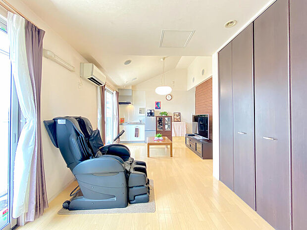 2階リビングスペースには大容量の収納スペースがあり住空間をスッキリ広々とお使い頂けます。
