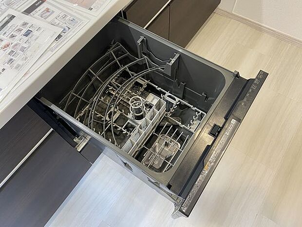 ◇食器洗乾燥機◇洗い物に時間を縛られることが無くなり、ご家族との時間も増えますね。加えて手荒れも防げてしかも節水が高い為、需要の高い設備です。高温で洗浄・乾燥するため衛生面でも安心できますね。