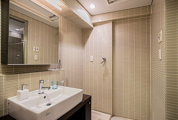 ホテルライクでオシャレな洗面室。壁面はクロスではなくタイル張りです