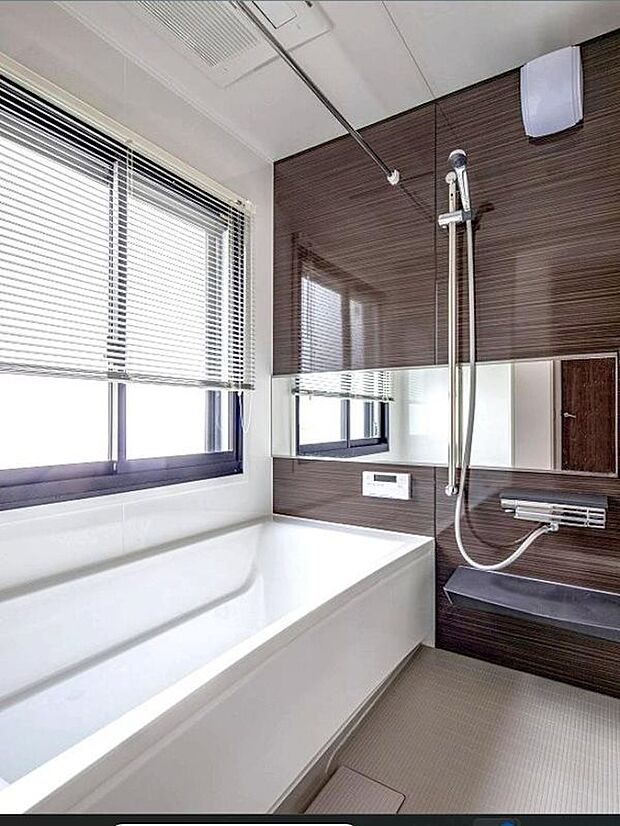 最新の浴室暖房乾燥機付きの浴室はカビ防止にはもちろん、雨や夜間の洗濯物干しスペースとしても活躍します
