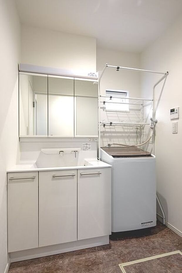 白を基調とした清潔感のある洗面ルーム。便利な三面鏡付き！足元やミラー裏に収納スペースがあり便利です♪