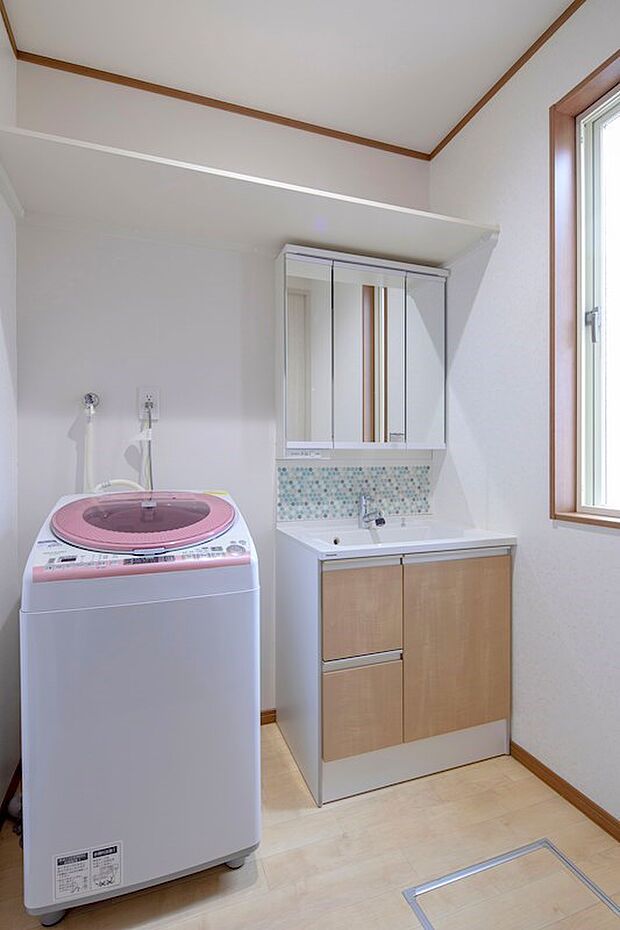 三面鏡付きの洗面台♪足元やミラー裏に収納スペースがあり便利です。