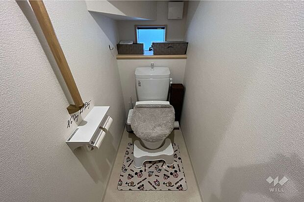 トイレ、温水洗浄便座つきなので清潔を保てます。［2023年11月30日撮影］