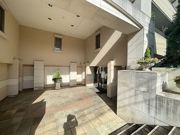 格調高いデザイン性を持つ玄関は、住む方のプライドを満たすクオリティ。
