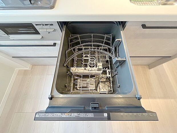 ビルトイン食洗機は作業台が広く使え、見た目もスッキリ。節水や節電も充実して家事の手助けをしてくれます。