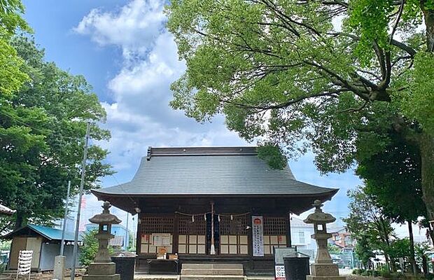 内谷氷川神社 徒歩10分。 730m