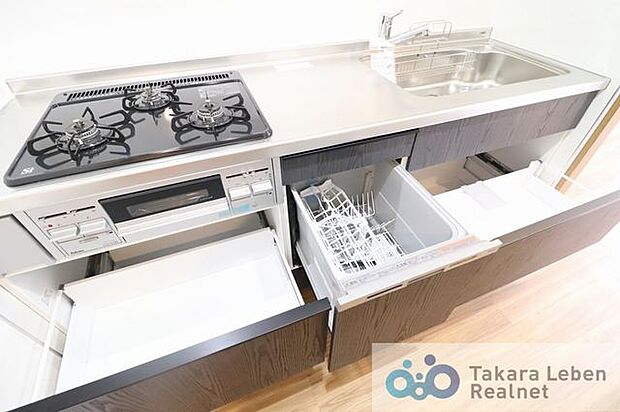 収納豊富のシステムキッチン。カウンターは調理台としても使用でき、作業効率が上がりますね♪