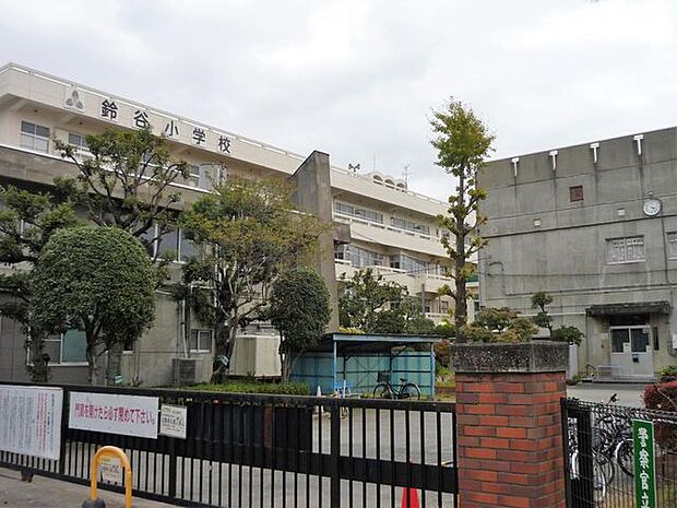 さいたま市立鈴谷小学校 徒歩11分。 870m