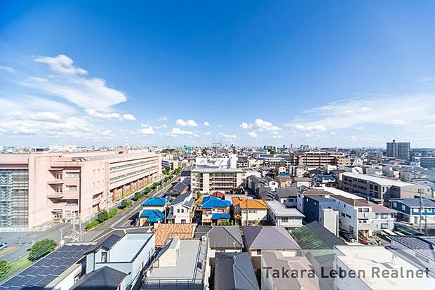 遮るものがなく見渡しの良い眺望です。室内にも爽やかな風と心地の良い日差しが差し込みます。