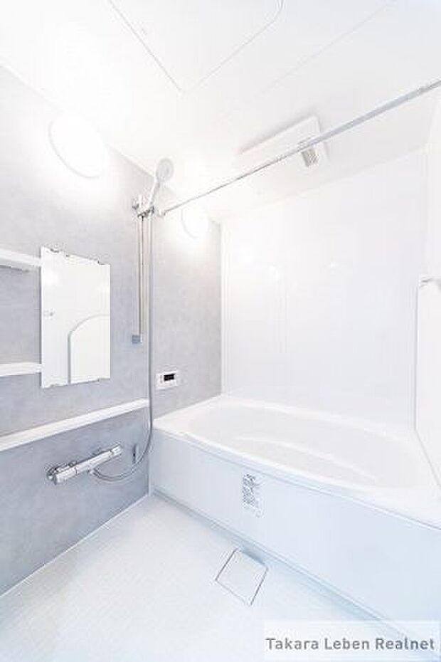 ホワイトを基調に清潔感のあるバスルーム。飽きの来ないデザインが、一日の疲れを癒してくれそうですね。