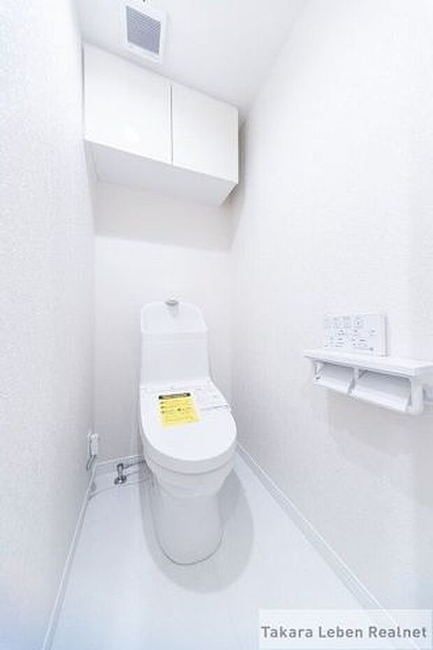 スッキリフォルムの温水洗浄機能付きトイレ。お掃除がしやすいのも利点ですね。