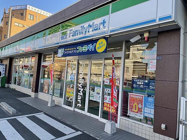 ファミリーマート板橋三丁目店 徒歩2分。 110m