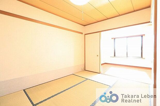 リビングに隣接する和室。和室ならではの暖かみあり、ほっと安心できる空間です。