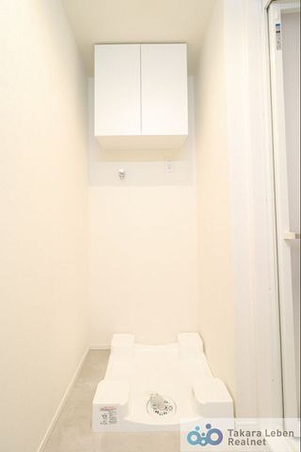 洗面スペースの化粧台背面には防水パン付きの洗濯機置場があります。また、上部に棚が設置されている為、洗剤類の収納場所としてお使いになれます。