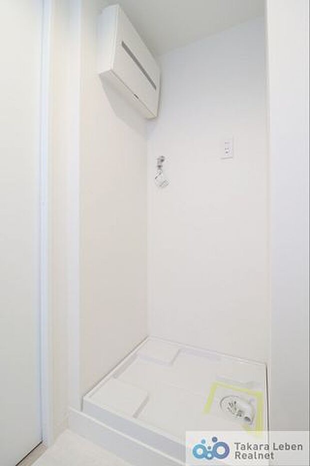 洗面スペースの化粧台背面には防水パン付きの洗濯機置場があります。
