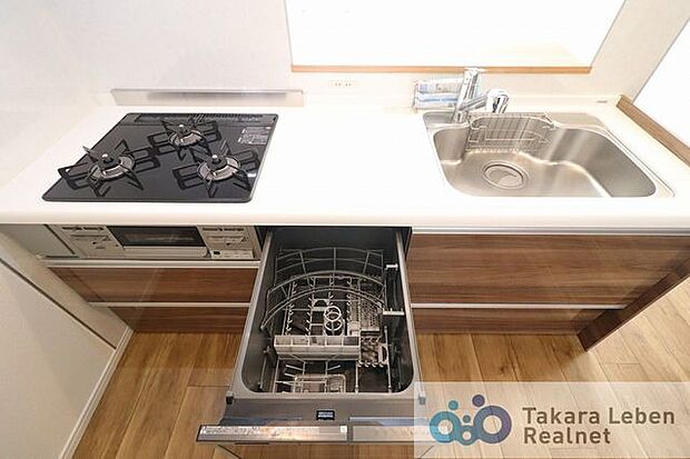 家事の手間が省ける食器洗浄機付きです。コンロも三口仕様なので調理効率も上がりそう。