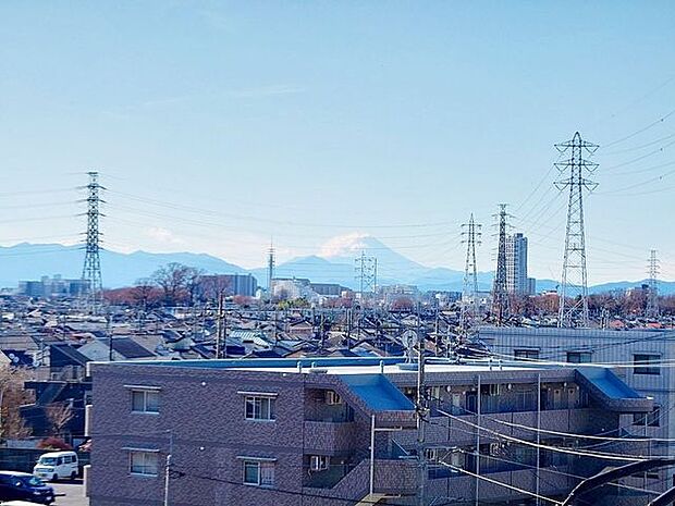遮るものがなく見渡しの良い眺望です。室内にも爽やかな風と心地の良い日差しが差し込みます。お天気の良い日は富士山を望むことができます。