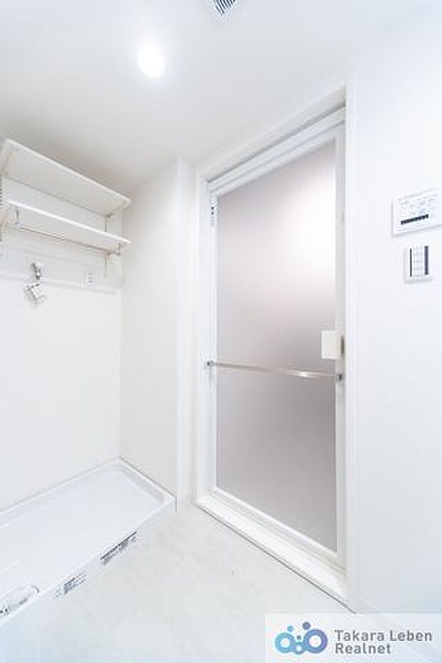 洗面スペースの化粧台背面には防水パン付きの洗濯機置場があります。また、上部には可動式の棚が設置されている為、洗剤類の収納場所としてお使いになれます。