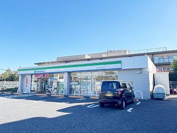 ファミリーマート大泉長久保通り店 徒歩4分。 260m