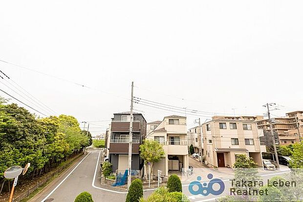 遮るものがなく見渡しの良い眺望です。室内にも爽やかな風と心地の良い日差しが差し込みます。