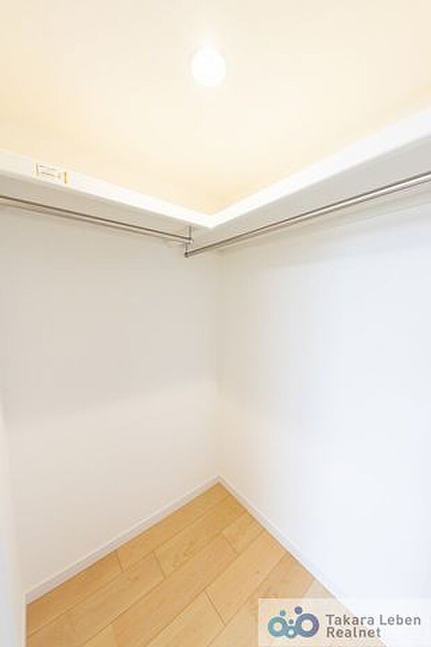 洋室6.2帖：収納力のあるウォークんクローゼットで部屋のキレイが保てます。