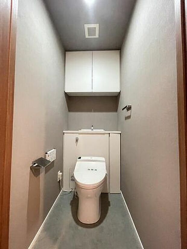 ウォシュレット機能付きのトイレは壁掛けリモコンの上位グレードを採用。便座がスッキリした印象となり、限られた空間を広く見せる効果があります。