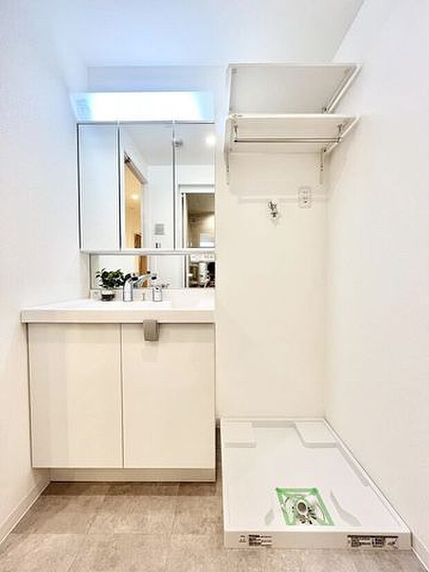 ■洗面（2023年8月撮影）三面鏡の使いやすい洗面台です。洗面台横にはランドリーコーナーもゆたっり空間があります。