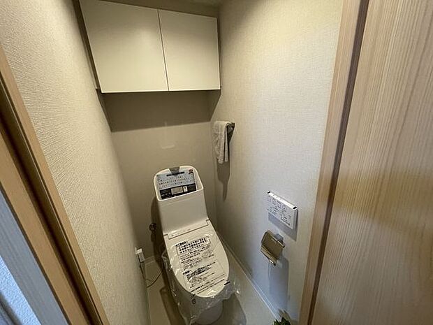 収納があるのですっきりと使うことができるトイレです