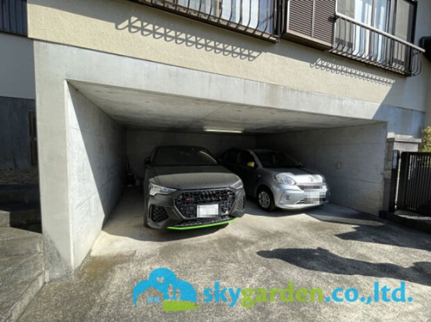 ゆったりワイドな並列2台駐車可能な地下車庫