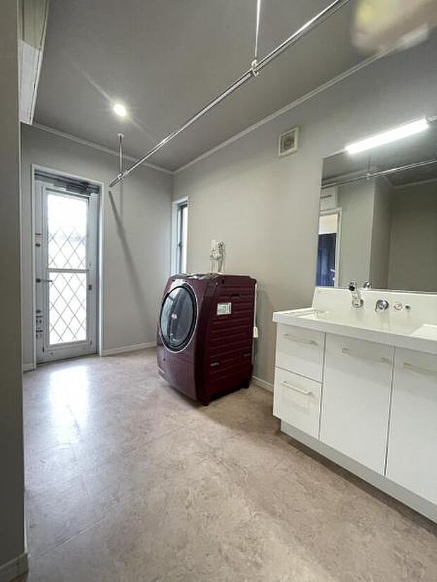 1階洗面所は広く干すクリーンも付いており、ランドリールームとしても使用可能です