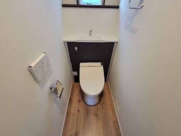 毎日使うトイレは落ち着きと清潔感のあるデザイン。スタイリッシュなタンクレスタイプ