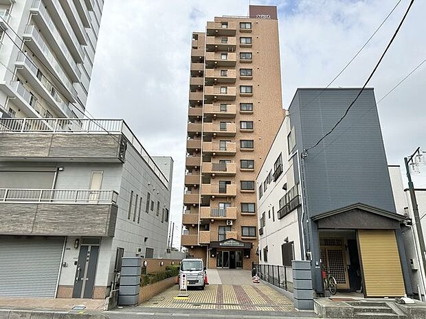 春日部駅徒歩8分の近さ。通勤通学に便利で、駅周辺の生活施設も利用しやすい。 