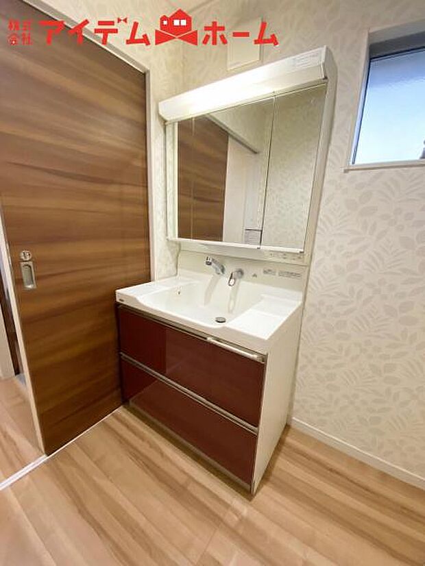 ゆとりの洗面スペースで朝の身支度も快適スムーズ。 鏡の裏にはたっぷりと収納を装備(2階)