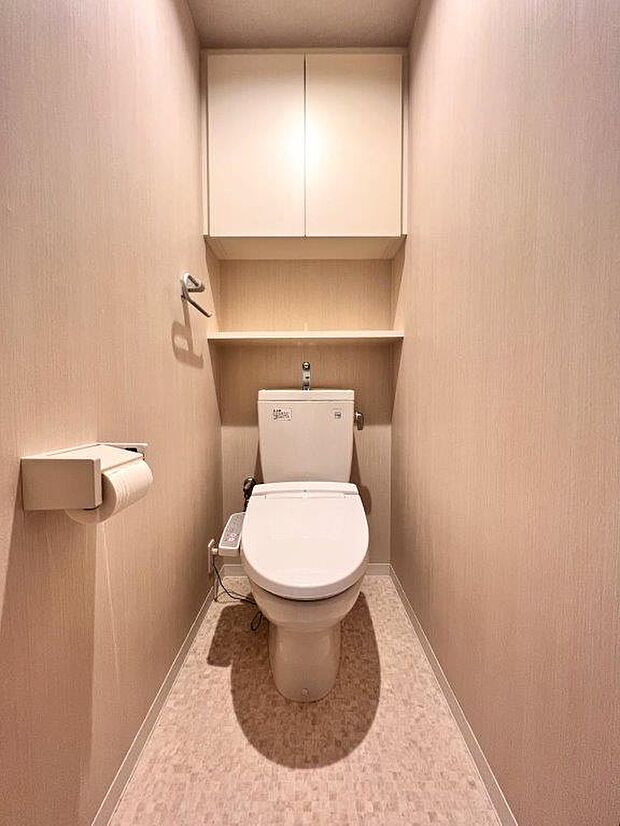 トイレは収納棚と吊戸棚が備わっております。