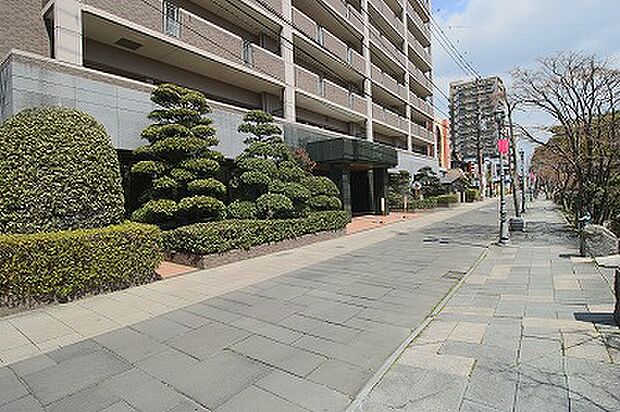 石畳の風景が美しい佐賀城内エリアに立地したマンションです