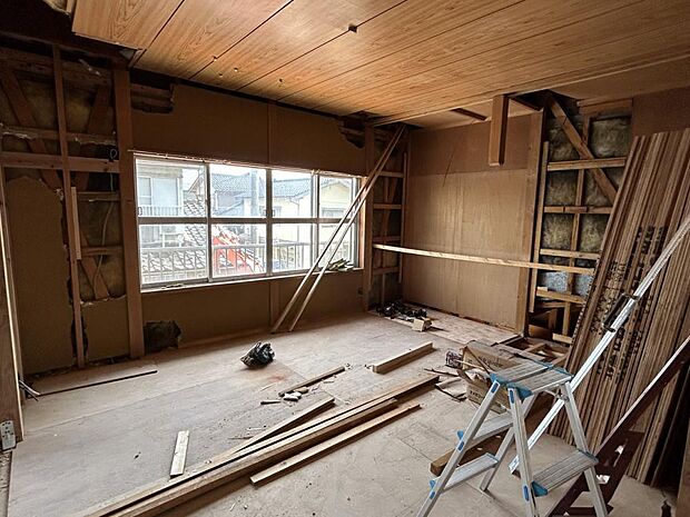 【リフォーム前】2階の和室8畳は洋室に間取り変更します。天井と壁のクロスの張替えを行い、床はクッションフロアで仕上げます。東向きに窓があるので朝日が入りやすいお部屋です。