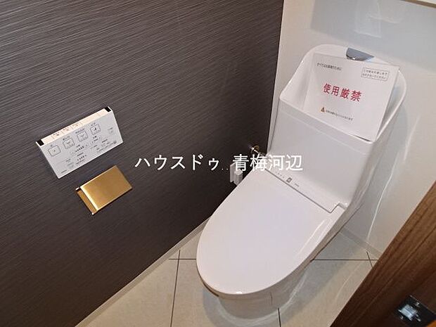 トイレ：デザイン壁を用いることで、単調になりがちなトイレもおしゃれな空間になっています。