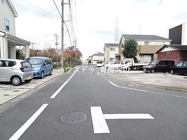 【東側 前面道路】幅員約6mの前面道路です。道路幅にゆとりがあるので、車種を選びません。大きめの車を乗りたい方にもオススメです。