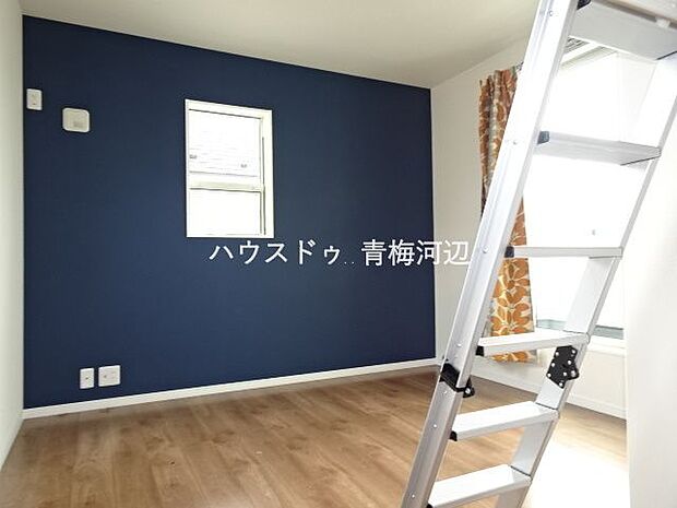 6.2帖洋室：小屋根裏収納が付いたお部屋です。デザイン壁が目をひく素敵な室内です。