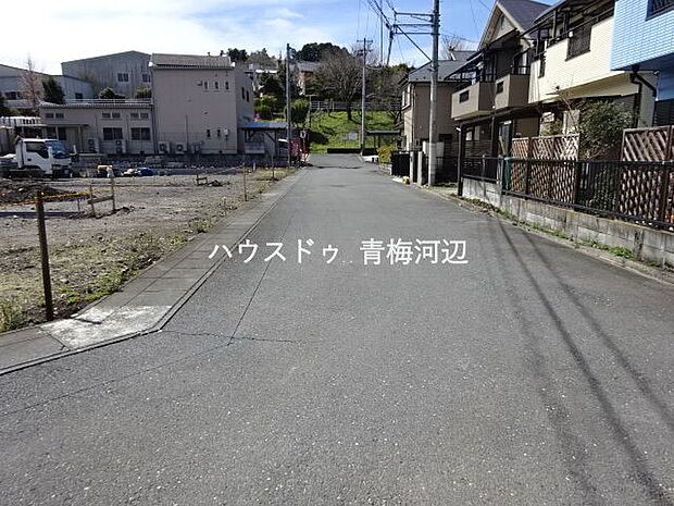 【南西側 前面道路】幅員約6mの前面道路です。車がすれ違うのに十分な道幅です。車が2台と通行人も通れる幅となっています。