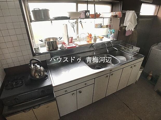 出窓が付いた明るく作業のしやすいキッチンスペースになります。すね。