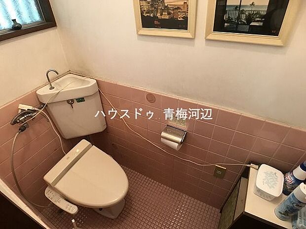 トイレにはウォシュレット機能付です。寒い時期も便座を温かくでき安心して座ることができますね。