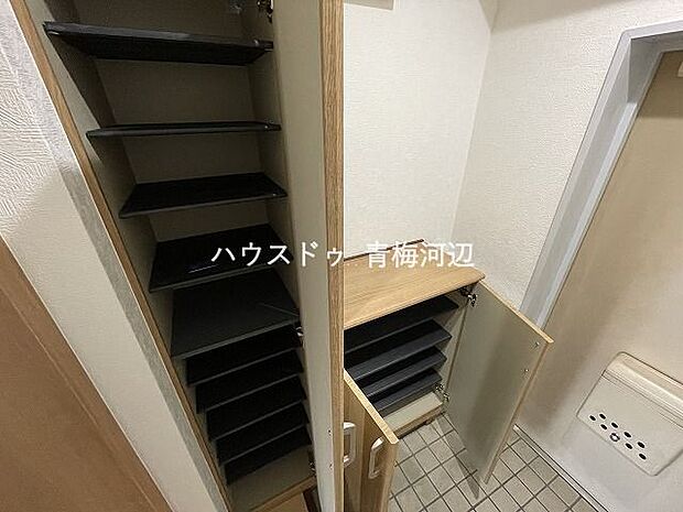 下駄箱：可動棚になっているので収納する靴の高さに合わせて棚の位置を変えることができますね。