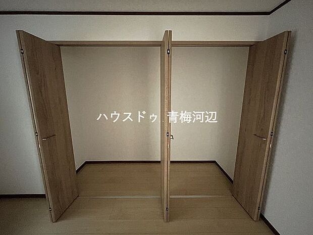 大きめのクローゼットでスッキリと片付ける事が出来ますね。