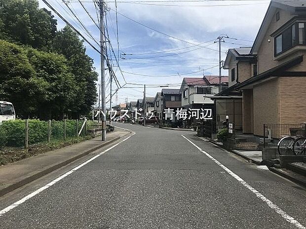 幅員約7m以上の前面道路です。普通車が余裕を持ってすれ違うことの出来る道幅です。