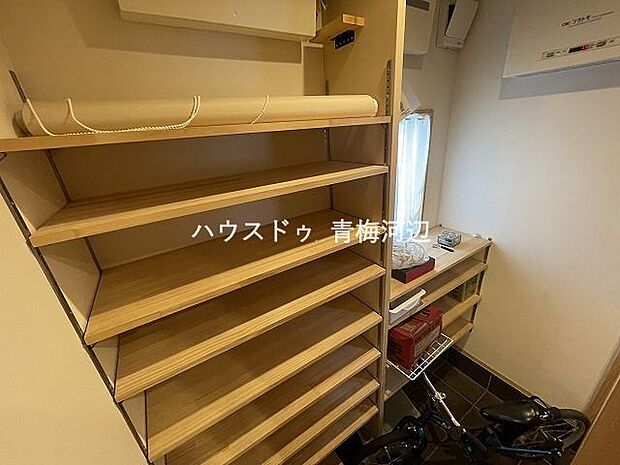 シューズインクローゼット：間仕切りがないので湿気がこもりにくく、荷物もすぐに取り出すことができます。ベビーカーも置いておくことができますね。