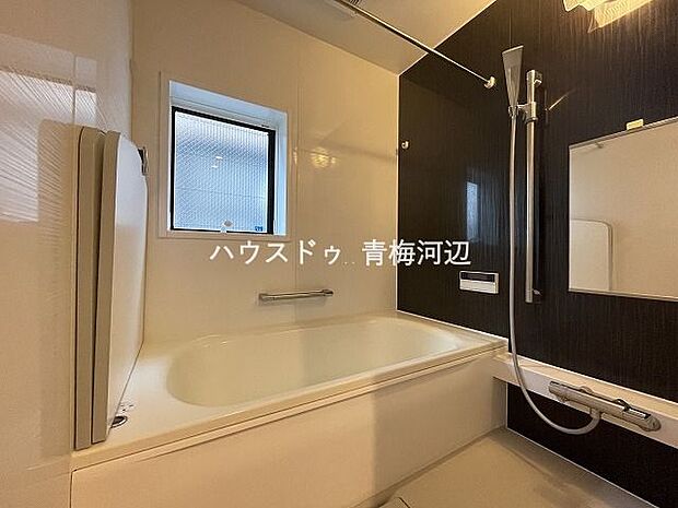 浴室：落ち着いた色合いの壁の切り替えがある浴室です。カウンタースペースや棚があるのでシャンプーなどを置くことができます。