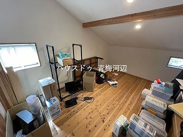 階段を上がった先にある小屋裏収納。衣替えのお洋服や、掃除道具などをしまうことが出来て、居住空間を広く使えますね！