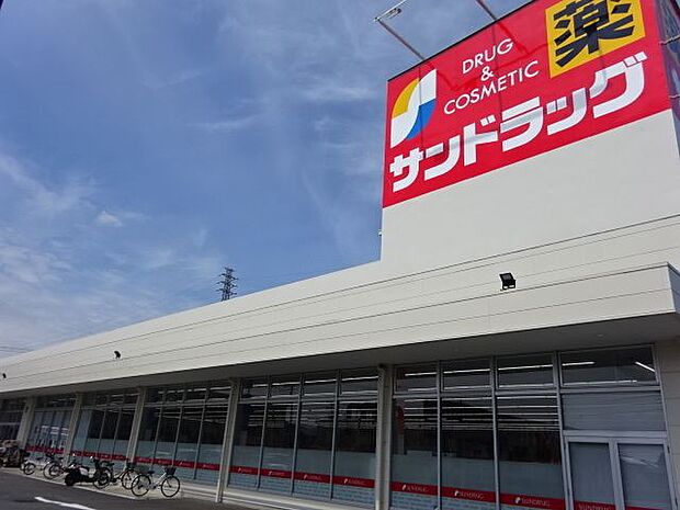 サンドラッグ　青梅新町店 サンドラッグ　広く綺麗なドラッグストア。店内は、ベビーカーでもゆったり見られます。医薬品だけではなく、化粧品や食料品、冷凍食品、お酒類なども充実！駐車場も沢山あります…