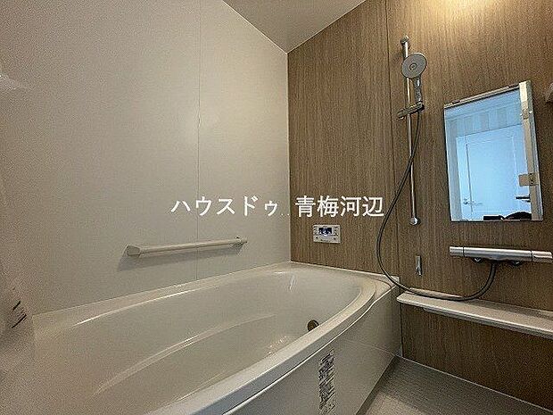 浴室：落ち着いた色合いの壁の切り替えがある浴室です。お手入れしやすいシンプルなカウンタースペースや棚があるのでシャンプーなどを置くことができます。